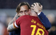 Daniele De Rossi abbraccia Francesco Totti alla fine della partita Roma-Parma all'Olimpico.
