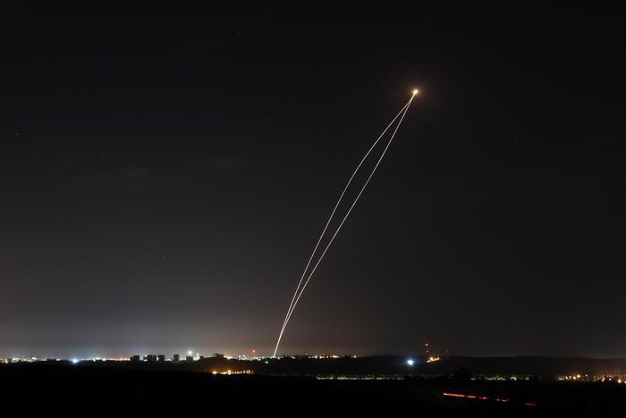 Missile lanciato da Gaza intercettato da un Iron Dome del sistema anti-missili di Israele.