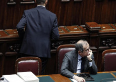 Il ministro dell'Economia, Giovanni Tria seduto in Parlamento