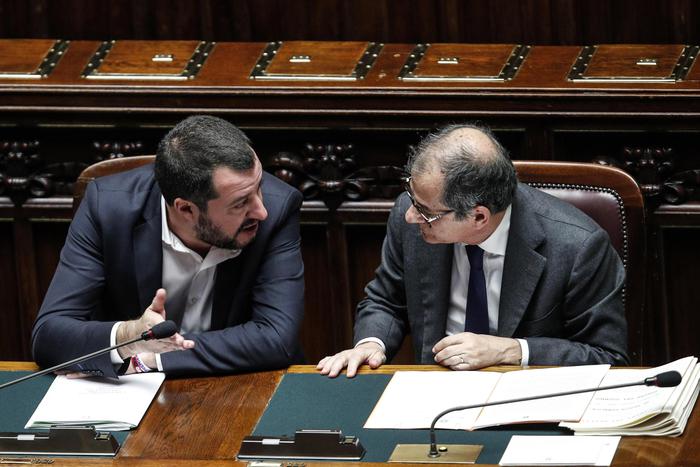 Il vicepremier e ministro dell'Interno Matteo Salvini (s) e il ministro dell'Economia Giovanni Tria alla Camera