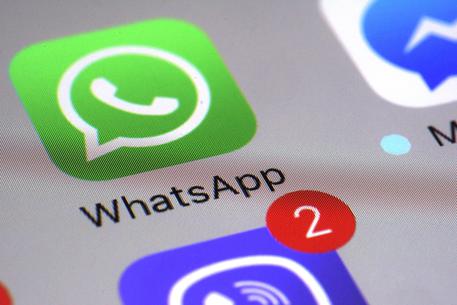 Schermo di uno smartphone con il logo di Whatsapp