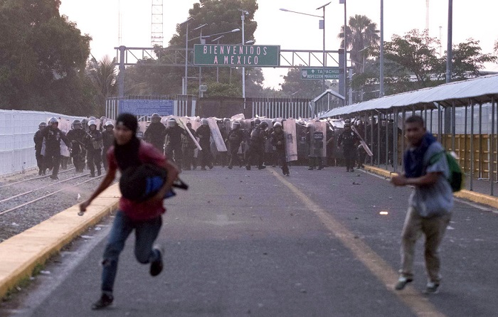 Migranti provenienti dal Guatemala vengono respinti al confine con il Messico.