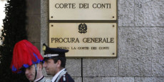 Il portone d'entrata alla Corte dei Conti vigilato da un carabiniere.