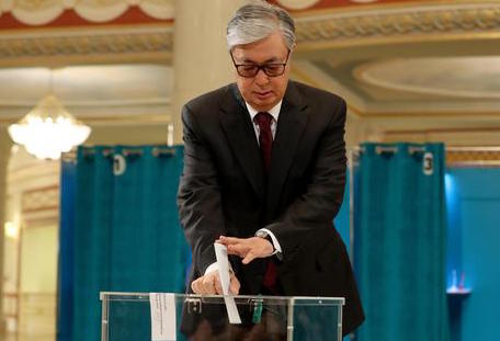 Kazakistan: Kassym-Jomart Tokayev depositando il suo voto nell'urna.