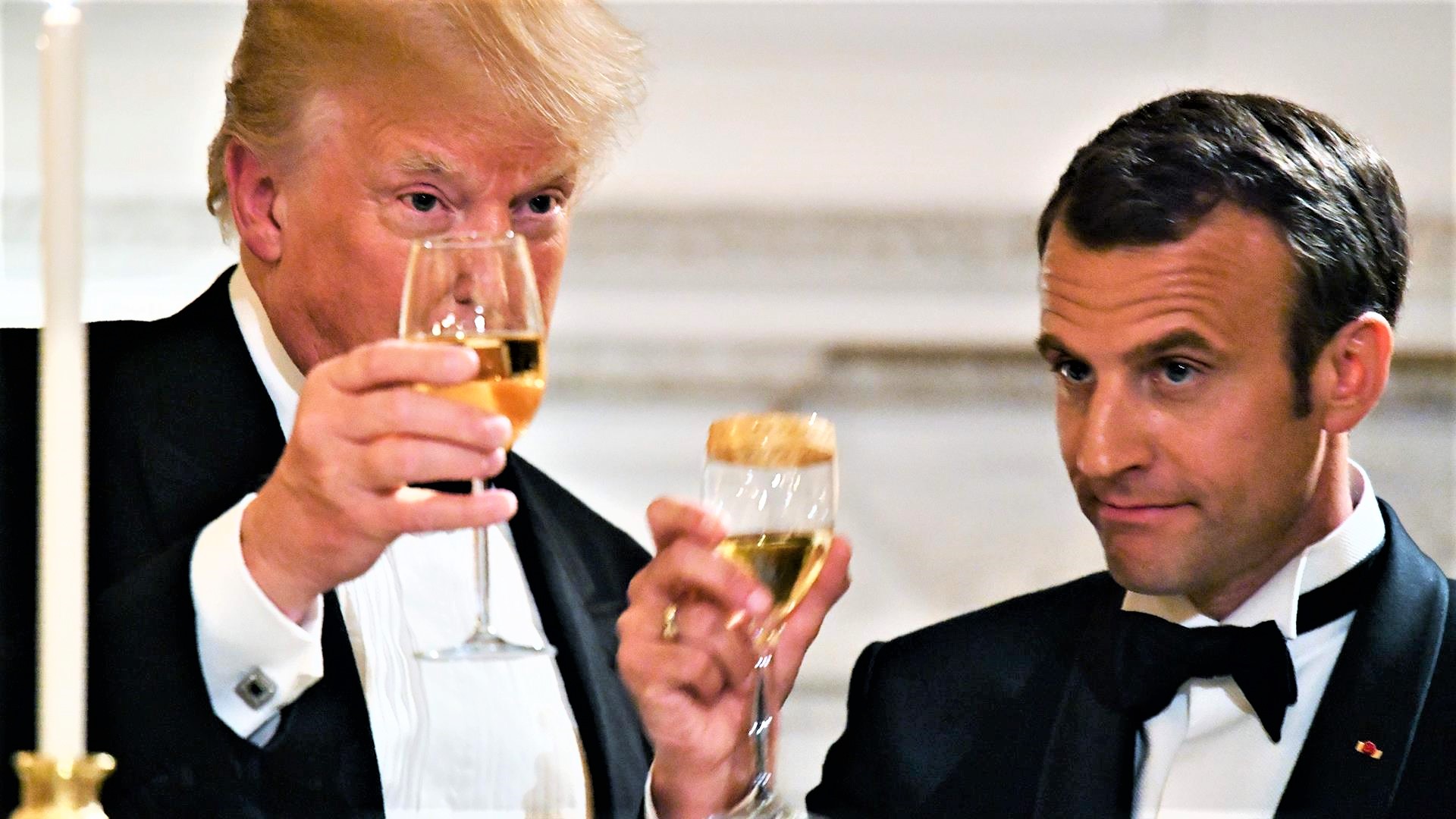 Il presidente americano Donald Trump e quello francese Emmanuel Macron brindano con champagne francese.