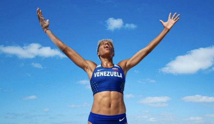 L'atleta Yulimar Rojas con le braccia al cielo
