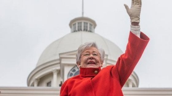 Kay Ivey, la governatrice repubblicana dell'Alabama, ha firmato la legge approvata dal parlamento locale lo scorso 31 maggio