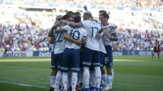 I giocatori dell'Argentina si abbracciano dopo un gol