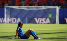 L'azzurra Cristiana Girelli seduta in mezzo al campo.