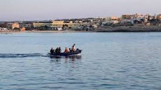 Un barchino verso il porto di Lampedusa con una decina di tunisini a bordo.