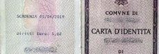 Una carta d'identità italiana in carta.