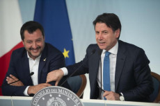 Il Primo Ministro Giuseppe Conte (con il Vice Premier e Ministro degli degli Interni, Matteo Salvini, durante la conferenza stampa a Palazzo Chigi.