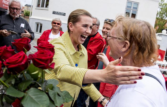 Mette Frederiksen, leader del partito Danish Social Democrats (con il vestito giallo), festeggia la vittoria nelle elezioni in Danimarca.
