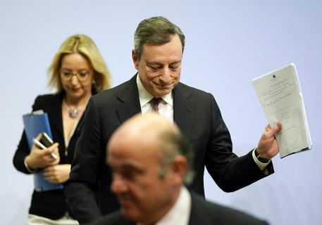 Il Presidente della Banca Centrale Europea, Mario Draghi, durante una conferenza stampa, ha in mano dei fogli con il testo del suo intervento.