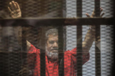 Il deposto presidente egiziano Mohamed Morsi in una foto d'archivio dietro le sbarre.