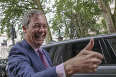 Il leader del Brexit Party, Nigel Farage felice per la vittoria riportata nelle elezioni europee.