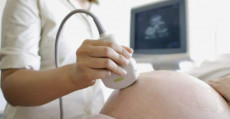 Il feto di un bambino sullo schermo durante un controllo di gravidanza della mamma.