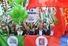 Il segretario della Fim, Marco Bentivogli (C-S), e il segretario della Cgil, Maurizio Landini (C-D), partecipano alla manifestazione dei metalmeccanici, Milano