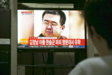 Corea del Nord: un uomo guarda in tv la notizia dell'omicidio del fratellastro di Kim Jong-un.