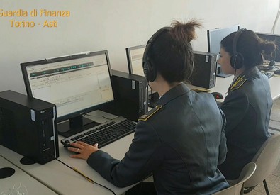 Ufficiali della Guardia di Finanza controllano al computer le dichiarazioni dei redditi.