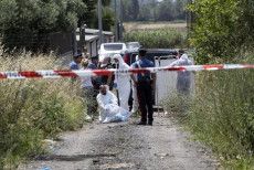 La polizia scientifica effettua dei rilievi sul luogo dove sono stati ritrovati due corpi carbonizzati a Torvaianica,