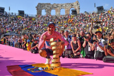 Giro d'Italia: l'ecuadoriano Richard Carapaz della Movistarin maglia rosa sul palco a Verona.