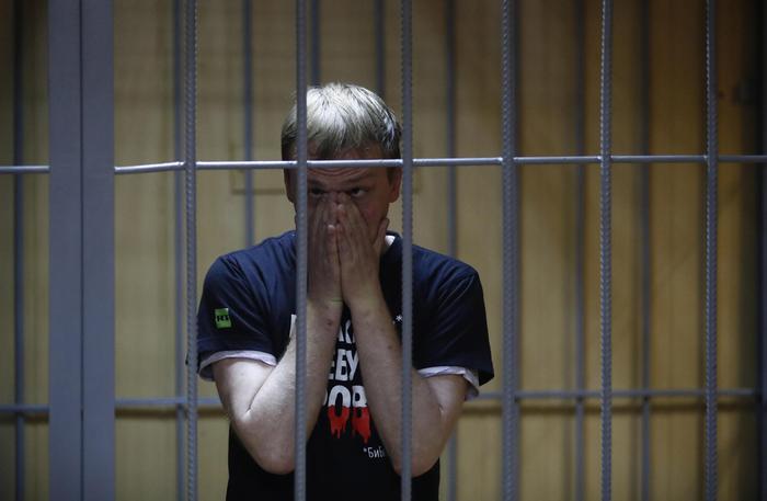 Il giornalista russo Ivan Golunov dietro le sbarre.