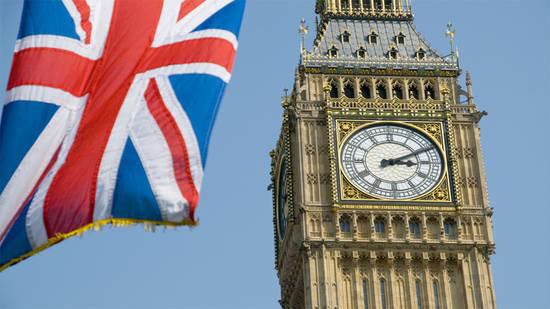 La bandiera inglese sventola di fronte al campanile del Big Ben.