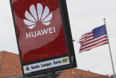 Il logo della China's Huawei Technologies Co di fronte all'ambasciata Usa a Kuala Lumpur.