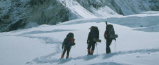 Scalatori in sosta su un ghiacciaio dell'Himalaya.