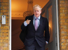 Boris Johnson, il candidato numero uno alla successione di Theresa May, esce dal portone di casa.