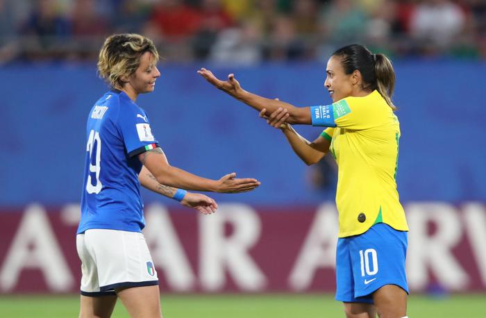 Valentina Giacinti e Marta, goleador del Brasile, durante la partita Italia-Brasile dei Mondiali donne.