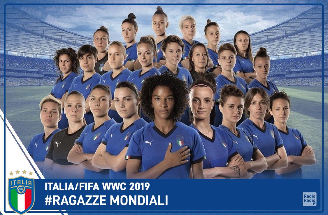 Il poster della Federazione Gioco Calcio della nazionale italiana femminile. In primo piano la capitana Sara Gama