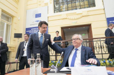 Il primo Ministro Giuseppe Conte e il Presidente della Commissione europea Jean-Claude Juncker nel summit a Sibiu, Romania.