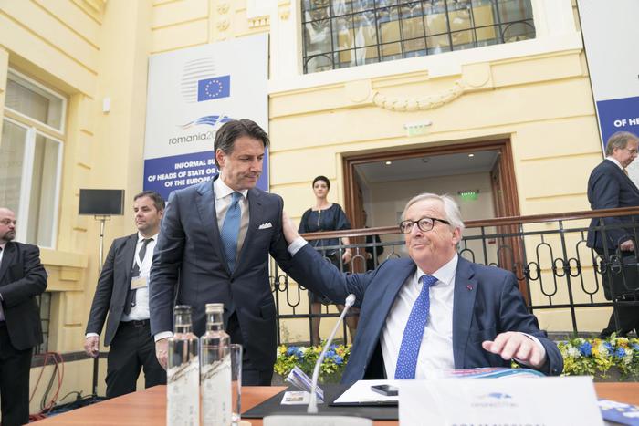 Il primo Ministro Giuseppe Conte e il Presidente della Commissione europea Jean-Claude Juncker nel summit a Sibiu, Romania.