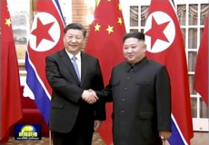 Stretta di mano tra Xi Jinping e Kim Jong-un in Corea del Nord. Immagine d'archivio