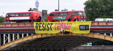 "Resist Trump", striscione contro Trump campeggia su un ponte di Londra.
