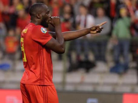 Romelu Lukaku con la maglia del Belgio dopo un gol con la nazionale.