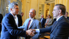 Il presidente argentino Mauricio Macri e il candidato vice-presidente Miguel Angel Pichetto si stringono la mano.