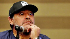 Diego Maradona in una foto con gli occhi quasi fuori dalle orbite.
