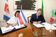 Il Sottosegretario agli Esteri, Ricardo Merlo, firma il memorandum d'intesa con la Vice ministra delle Relazioni Estere della Costa Rica, Lorena Aguilar Revelo.