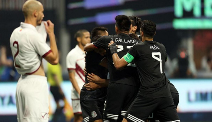 Giocatori messicani esultano dopo il gol