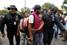Migranti trattenuti dalla Guardia Nazionale messicana al confine con il Guatemala.