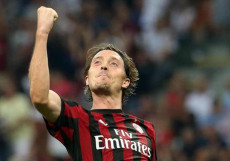 Riccardo Montolivo festeggia un gol con la maglia del Milan in una gara di Coppa Uefa contro Kf Shkendija.
