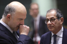 Il ministro delle Finanze Giovanni Triaparla con il Commissario europeo per l'Economia, Pierre Moscovici.