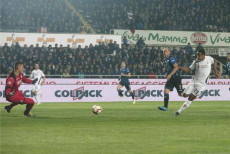Luis Muriel in campo con la maglia della Fiorentina..