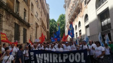 Manifestazione di lavoratori della Whirlpool contro i licenziamenti a Napoli.