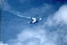 Nella foto diffusa dalla US Navy, l'incrociatore americano USS Chancellorsville (CG 62), (R), è costretto a deviare la rotta per evitare la collisione con il cacciatorpediniere russo Admiral Vinogradov (DD 572).