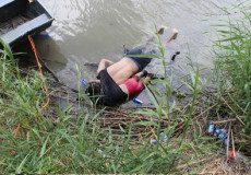 La foto shock, padre e figlia annegati sulla riva del Rio Grande al confine tra Messico e Texas.