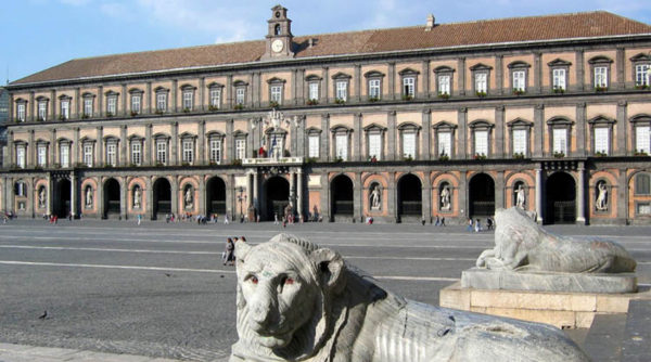 La facciata del Palazzo Reale di Napoli.